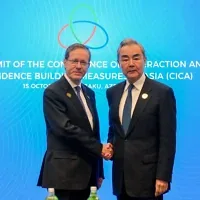 Le président Isaac Herzog (à gauche) rencontre le ministre chinois des Affaires étrangères Wang Yi à Bakou, le 16 octobre 2026. (Crédit: Isaac Herzog via X)