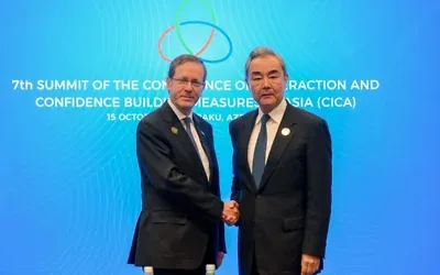 Le président Isaac Herzog (à gauche) rencontre le ministre chinois des Affaires étrangères Wang Yi à Bakou, le 16 octobre 2026. (Crédit: Isaac Herzog via X)