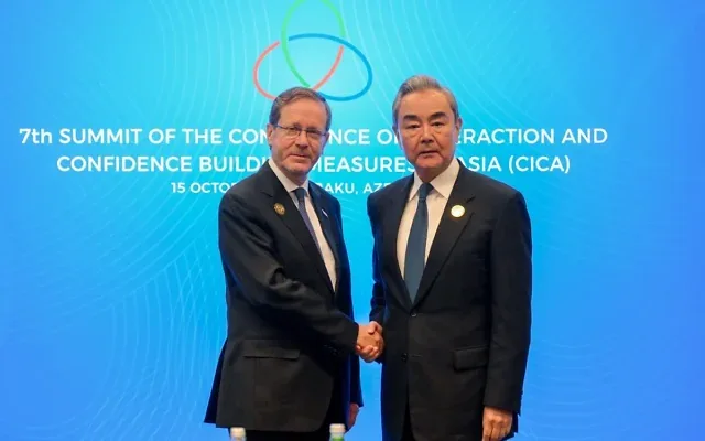 Le président Isaac Herzog (à gauche) rencontre le ministre chinois des Affaires étrangères Wang Yi à Bakou, le 16 octobre 2026. (Crédit: Isaac Herzog via X)