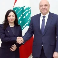 La ministre fédérale allemande de la Coopération économique et du Développement, Reem Alabali-Radovan (à gauche), serre la main du président libanais Joseph Aoun au Liban, le 29 octobre 2026. (Présidence libanaise/X)