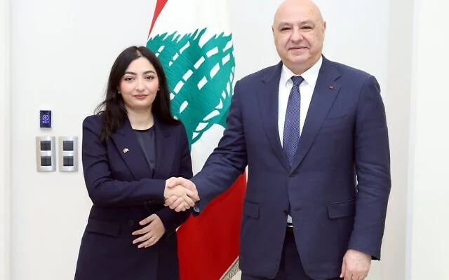 La ministre fédérale allemande de la Coopération économique et du Développement, Reem Alabali-Radovan (à gauche), serre la main du président libanais Joseph Aoun au Liban, le 29 octobre 2026. (Présidence libanaise/X)