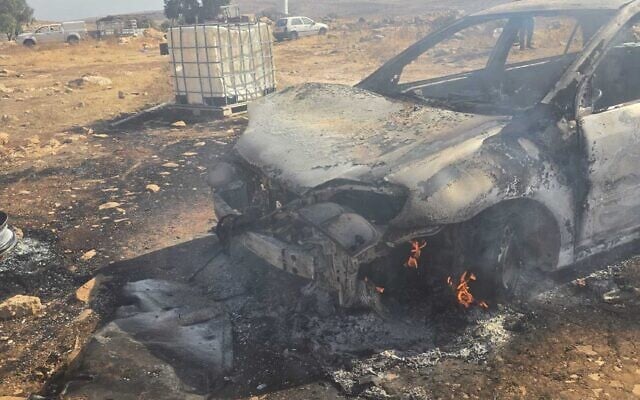 Une voiture incendiée par un Palestinien dans la ferme de Hananya, un avant-poste situé dans le centre de la Cisjordanie. (Police d'Israël)