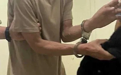 La police arrêtant un suspect qui aurait forcé la voiture du maire de Bnei Brak, Hanoch Zeibert, et volé une tablette, le 13 octobre 2026. (Crédit : Police d’Israël) La police arrêtant un suspect qui aurait forcé la voiture du maire de Bnei Brak, Hanoch Zeibert, et volé une tablette, le 13 octobre 2026. (Crédit : Police d’Israël)