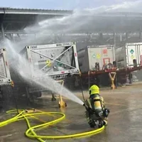 Un pompier intervenant sur les lieux d'une explosion survenue à l'usine Intel de Kiryat Gat, le 14 octobre 2026. (Crédit : Services d'incendie et de secours)