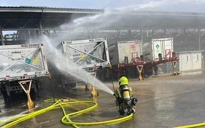Un pompier intervenant sur les lieux d'une explosion survenue à l'usine Intel de Kiryat Gat, le 14 octobre 2026. (Crédit : Services d'incendie et de secours)