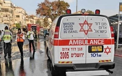 Les services de secours sur les lieux de l'incendie d'une benne à ordures qui a causé une explosion qui a coûté la vie à un enfant dans l'implantation ultra-orthodoxe de Beitar Illit, au sud de la Cisjordanie, le 14 octobre 2026. (Crédit : Tzevet Hatzolah) Les services de secours sur les lieux de l'incendie d'une benne à ordures qui a causé une explosion qui a coûté la vie à un enfant dans l'implantation ultra-orthodoxe de Beitar Illit, au sud de la Cisjordanie, le 14 octobre 2026. (Crédit : Tzevet Hatzolah)