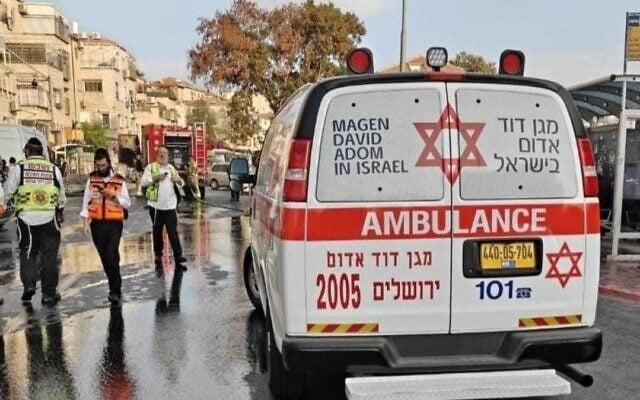Les services de secours sur les lieux de l'incendie d'une benne à ordures qui a causé une  explosion qui a coûté la vie à un enfant dans l'implantation ultra-orthodoxe de Beitar Illit, au sud de la Cisjordanie, le 14 octobre 2026. (Crédit: Tzevet Hatzolah)