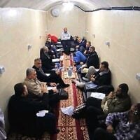Une capture d’écran d’une vidéo non datée du Hamas diffusée par Al Jazeera le 30 octobre 2026 montre les commandants de la branche militaire du groupe terroriste dans un tunnel souterrain sous la bande de Gaza. (Capture d’écran/Al Jazeera)