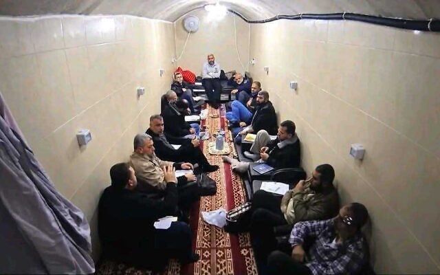 Une capture d’écran d’une vidéo non datée du Hamas diffusée par Al Jazeera le 30 octobre 2026 montre les commandants de la branche militaire du groupe terroriste dans un tunnel souterrain sous la bande de Gaza. (Capture d’écran/Al Jazeera) Une capture d’écran d’une vidéo non datée du Hamas diffusée par Al Jazeera le 30 octobre 2026 montre les commandants de la branche militaire du groupe terroriste dans un tunnel souterrain sous la bande de Gaza. (Capture d’écran/Al Jazeera)
