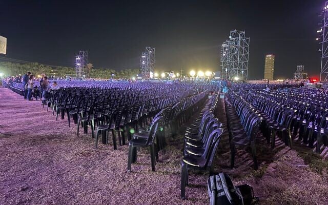 Des chaises vides avant le début de la cérémonie nationale de commémoration du 7-Octobre à Tel Aviv, le 7 octobre 2026. (Crédit : Ariela Karmel/Times of Israel)