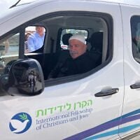 Un homme druze conduit une voiture appartenant à l'International Fellowship of Christians and Jews, à Buq'ata, le 12 octobre 2026. (Diana Bletter/Times of Israel)