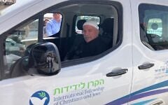 Un homme druze conduit une voiture appartenant à l'International Fellowship of Christians and Jews, à Buq'ata, le 12 octobre 2026. (Diana Bletter/Times of Israel)