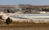 Photo d’illustration : Construite par Israël grâce à des fonds prélevés sur les recettes fiscales palestiniennes, cette station située au poste-frontière de Meitar, sur la Ligne verte, filtre la poussière de roche contenue dans les eaux usées avant que celles-ci n’atteignent la station d’épuration de Shoket en Israël, le 14 juillet 2026. (Crédit: Sue Surkes/Times of Israel)