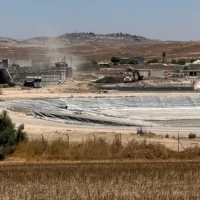 Photo d’illustration : Construite par Israël grâce à des fonds prélevés sur les recettes fiscales palestiniennes, cette station située au poste-frontière de Meitar, sur la Ligne verte, filtre la poussière de roche contenue dans les eaux usées avant que celles-ci n’atteignent la station d’épuration de Shoket en Israël, le 14 juillet 2026. (Crédit: Sue Surkes/Times of Israel)