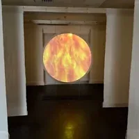 Partie d'une exposition interactive permettant au visiteur de synchroniser son battement de cœur avec les pulsions de la Terre, dans le cadre de « The Circle », la nouvelle exposition du Musée du Design de Holon, dans le centre d'Israël, le 9 septembre 2026. (Sue Surkes/Times of Israel)