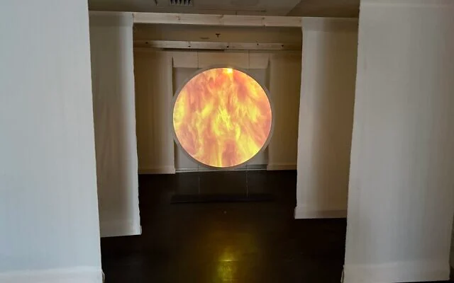 Partie d'une exposition interactive permettant au visiteur de synchroniser son battement de cœur avec les pulsions de la Terre, dans le cadre de « The Circle », la nouvelle exposition du Musée du Design de Holon, dans le centre d'Israël, le 9 septembre 2026. (Sue Surkes/Times of Israel) Partie d'une exposition interactive permettant au visiteur de synchroniser son battement de cœur avec les pulsions de la Terre, dans le cadre de « The Circle », la nouvelle exposition du Musée du Design de Holon, dans le centre d'Israël, le 9 septembre 2026. (Sue Surkes/Times of Israel)