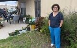 Idit Etinger, du kibboutz Kfar Aza, devant son logement provisoire au kibboutz Ruhama, dans le sud d'Israël, le 5 octobre 2026. (Crédit : Sue Surkes/Times of Israel)