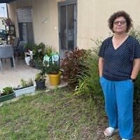 Idit Etinger, du kibboutz Kfar Aza, devant son logement provisoire au kibboutz Ruhama, dans le sud d'Israël, le 5 octobre 2026. (Crédit : Sue Surkes/Times of Israel)