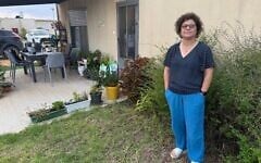 Idit Etinger, du kibboutz Kfar Aza, devant son logement provisoire au kibboutz Ruhama, dans le sud d'Israël, le 5 octobre 2026. (Crédit : Sue Surkes/Times of Israel)
