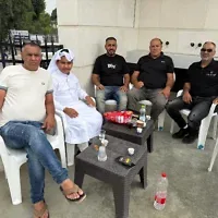 De gauche à droite : Ahmed, Zen et Bilal Al-Qassassi, Nimr Abu Schiban et Einad Al-Qassassi ; à Rahat, dans le sud d’Israël, le 27 octobre 2026. (Crédit : Sue Surkes/Times of Israel)