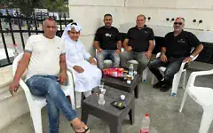 De gauche à droite : Ahmed, Zen et Bilal Al-Qassassi, Nimr Abu Schiban et Einad Al-Qassassi ; à Rahat, dans le sud d’Israël, le 27 octobre 2026. (Crédit: Sue Surkes/Times of Israel)
