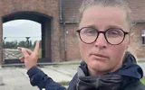 Justine Decourselle le 15 mai 2026 devant l'entrée d'Auschwitz, au terme de sa « course contre l’oubli ». (Crédit : Capture d’écran / Instagram @justinedecourselle)
