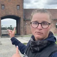Justine Decourselle le 15 mai 2026 devant l'entrée d'Auschwitz, au terme de sa « course contre l’oubli ». (Crédit : Capture d’écran / Instagram @justinedecourselle)