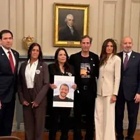 Ruby et Hagit Chen (au centre), les parents d’Itay Chen, soldat de l’armée israélienne assassiné, assistant à une cérémonie organisée au Département d’État en hommage aux citoyens américains tués le 7-Octobre, aux côtés du secrétaire d’État Marco Rubio (à gauche) et du secrétaire au Commerce Howard Lutnick (à droite), le 14 octobre 2026. (Crédit : Autorisation)