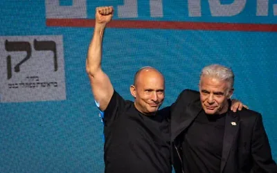 Naftali Bennett et Yaïr Lapid, dirigeants du parti Beyahad, après la fermeture des bureaux de vote et l’annonce des résultats des sondages à la sortie des urnes., au siège de campagne de leur formation, à Tel Aviv, le 28 octobre 2026. (Crédit : Noam Revkin Fenton/Flash90)