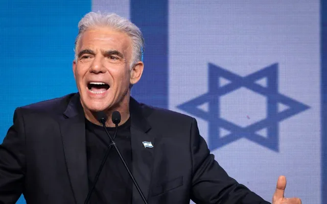 Le chef de l’opposition israélienne, Yair Lapid, s’exprime au siège électoral du parti BeYachad à Tel-Aviv, le soir des élections, le 28 octobre 2026. (Crédit: Noam Revkin Fenton/Flash90)