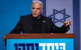 Le chef de l'opposition israélienne, Yair Lapid, s'exprime au siège du parti BeYahad, à Tel Aviv, à l'issue des élections, le 28 octobre 2026. (Noam Revkin Fenton/Flash90)