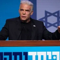 Le chef de l'opposition israélienne, Yair Lapid, s'exprime au siège du parti BeYahad, à Tel Aviv, à l'issue des élections, le 28 octobre 2026. (Noam Revkin Fenton/Flash90)