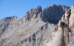Les sommets du mont Olympe vus depuis la « route bleue », dans le parc national de l'Olympe, en Grèce. (Crédit : kallerna/CC BY-SA 4.0/Wikipédia)