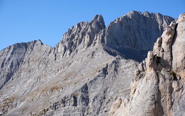 Les sommets du mont Olympe vus depuis la « route bleue », dans le parc national de l'Olympe, en Grèce. (Crédit : kallerna/CC BY-SA 4.0/Wikipédia)