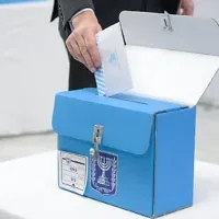 L'ambassadeur d'Israël en Azerbaïdjan, Ronen Kraus, dépose son bulletin de vote à l'ambassade d'Israël à Bakou à l'ouverture du scrutin pour les diplomates à l'étranger en vue des élections du 27 octobre, le 15 octobre 2026. (Crédit: Maayan Toaf/GPO)