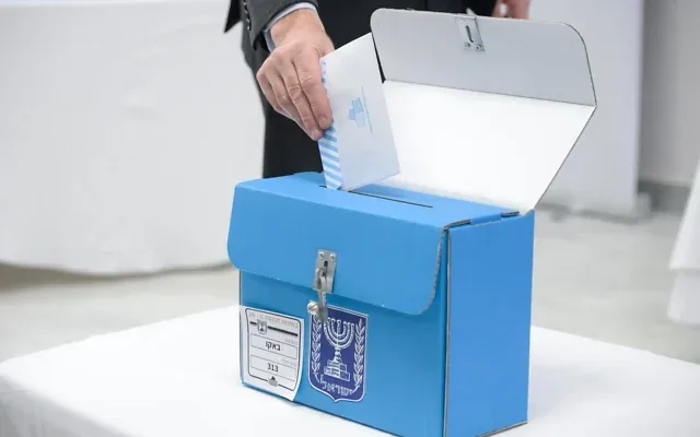 L'ambassadeur d'Israël en Azerbaïdjan, Ronen Kraus, dépose son bulletin de vote à l'ambassade d'Israël à Bakou à l'ouverture du scrutin pour les diplomates à l'étranger en vue des élections du 27 octobre, le 15 octobre 2026. (Crédit: Maayan Toaf/GPO)