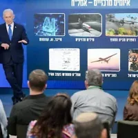 Le Premier ministre Benjamin Netanyahu tenant une réunion d'information sur la sécurité à l'intention des journalistes israéliens, le 18 octobre 2026. (Crédit : Mayaan Toaf/Bureau de la presse gouvernementale)