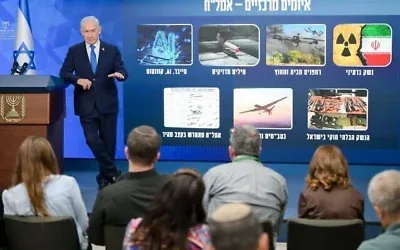 Le Premier ministre Benjamin Netanyahu tenant une réunion d'information sur la sécurité à l'intention des journalistes israéliens, le 18 octobre 2026. (Crédit : Mayaan Toaf/Bureau de la presse gouvernementale) Le Premier ministre Benjamin Netanyahu tenant une réunion d'information sur la sécurité à l'intention des journalistes israéliens, le 18 octobre 2026. (Crédit : Mayaan Toaf/Bureau de la presse gouvernementale)