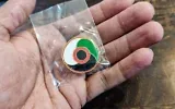 Un badge « Coquelicot palestinien » vendu en Grande-Bretagne à l'approche du Jour du Souvenir, en octobre 2026. (Site Internet Palestine Poppy)