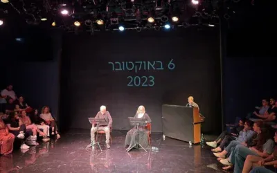 Les comédiens Moni Moshonov et Sandra Sade participant à la lecture d’une pièce consacrée aux anciens otages Aviva et Keith Siegel, le 6 octobre 2026. (Crédit : Jessica Steinberg/Times of Israel)