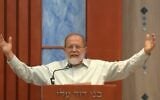 Le rabbin Eli Sadan anime un cours sur la Torah à l'académie pré-militaire Bnei David, dans la colonie d'Eli, le 28 février 2018. (Capture d'écran/YouTube)