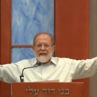 Le rabbin Eli Sadan anime un cours sur la Torah à l'académie pré-militaire Bnei David, dans la colonie d'Eli, le 28 février 2018. (Capture d'écran/YouTube)