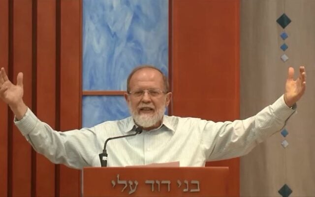 Le rabbin Eli Sadan anime un cours sur la Torah à l'académie pré-militaire Bnei David, dans la colonie d'Eli, le 28 février 2018. (Capture d'écran/YouTube)