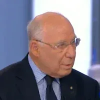 L'ancien gouverneur de la Banque centrale d'Israël, Jacob Frenkel, s'exprimant sur la chaîne N12 le 28 juillet 2023. (Crédit : Capture d'écran N12 ; utilisée conformément à l'article 27a de la loi sur le droit d'auteur)