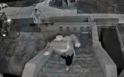 Les images de vidéosurveillance diffusées le 24 septembre 2026 par le groupe de surveillance de quartier Crown Heights Shmira montrant un agresseur poursuivant un homme juif avec un couteau à Crown Heights, à Brooklyn, à New York. (Crédit : Capture d'écran/X)