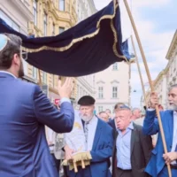 Des Juifs de Vienne, célébrant la rénovation de la synagogue du Stadttempel, dans les rues avec un nouveau rouleau de la Torah, à Vienne, le 9 septembre 2026. (Crédit : IKG/Rosa via JTA)