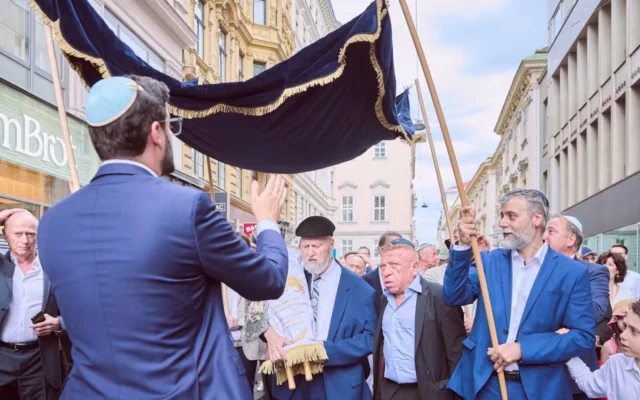Des Juifs de Vienne, célébrant la rénovation de la synagogue du Stadttempel, dans les rues avec un nouveau rouleau de la Torah, à Vienne, le 9 septembre 2026. (Crédit : IKG/Rosa via JTA)