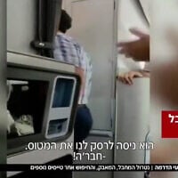 « Il a essayé de faire s’écraser l’avion », capture d’écran de la vidéo montrant les instants qui ont suivi la neutralisation du copilote à bord du vol flydubai 1073, le 30 septembre 2026. Images diffusées par la chaîne N12 le 1ᵉʳ octobre 2026. (Crédit : Capture d’écran/N12)