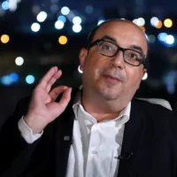 Sami Abou Shahadeh, président du parti Balad, fait un geste dans une déclaration vidéo publiée le 2 octobre 2026. (Capture d'écran : Facebook/Sami Abou Shahadeh)