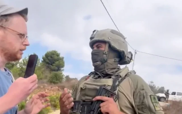 Un soldat masqué affronte un militant de l’association "Rabbis for Human Rights" pendant la saison de la récolte des olives près de Birzeit, à proximité de Ramallah, au centre de la Cisjordanie, le 9 octobre 2026. (Capture d’écran : X/Rabbis for Human Rights) Un soldat masqué affronte un militant de l’association "Rabbis for Human Rights" pendant la saison de la récolte des olives près de Birzeit, à proximité de Ramallah, au centre de la Cisjordanie, le 9 octobre 2026. (Capture d’écran : X/Rabbis for Human Rights)